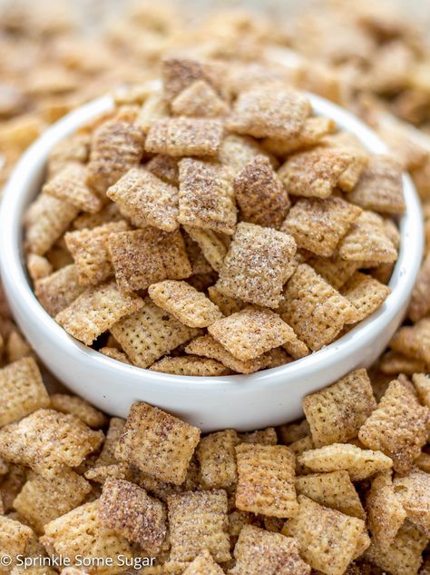 Crunchy rice chex cereal is coated in cinnamon sugar for the easiest and most addicting snack ever created. - Cinnamon Sugar Chex Mix Chex Cereal Recipes, Cinnamon Rice, Chex Recipes, Cinnamon Chex, Crunchy Rice, Puppy Chow Chex Mix Recipe, Rice Chex, Chex Cereal, Chex Mix Recipes