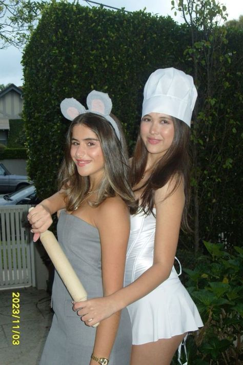 This year me and my friends will be wearing one of these duo halloween costumes. We do everything last minute and these funny duo halloween costume ideas are the best! Costumes For Teenage Girl, Classy Halloween Costumes, Halloween Duos, Kostum Halloween, Cute Group Halloween Costumes, Matching Halloween Costumes, Trio Halloween Costumes, Pretty Halloween Costumes, Bff Halloween Costumes