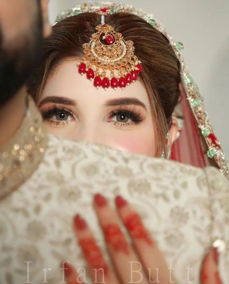 Bridal Dresses 2022, Wedding Suggestions, Bride Groom Photoshoot, Muslim Wedding Photography, Indian Wedding Poses, Bride Photos Poses, Groom Photoshoot, Bridal Makeup Images, Bridal Photography Poses