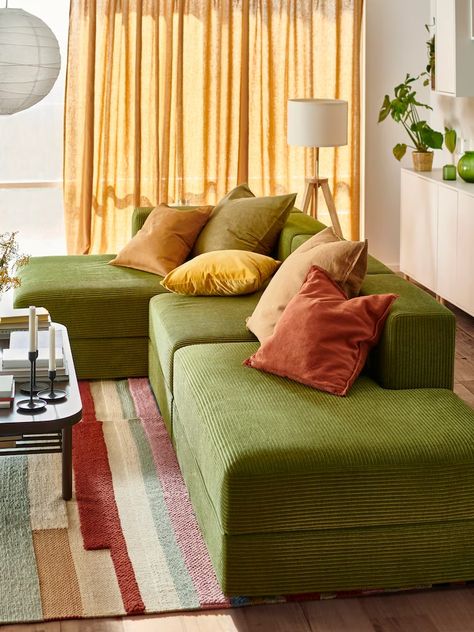 A retro living room fit for today - IKEA Customised Sofa, Green Sofa Living Room, Cosy Sofa, Ikea Sofas, Green Couch, Retro Living Rooms, Cozy Sofa, Ikea Sofa, Interior Design Elements