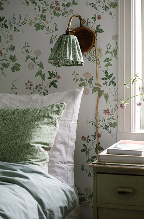 'Pusse opp soverommet – 4 tips til aktuelle stiler' Midsummer Eve, Casa Country, Vintage Bedroom, Cheap Home Decor, Rustic Home Decor, Floral Wallpaper, Home Decor Inspiration, Bedroom Inspirations, Room Inspo