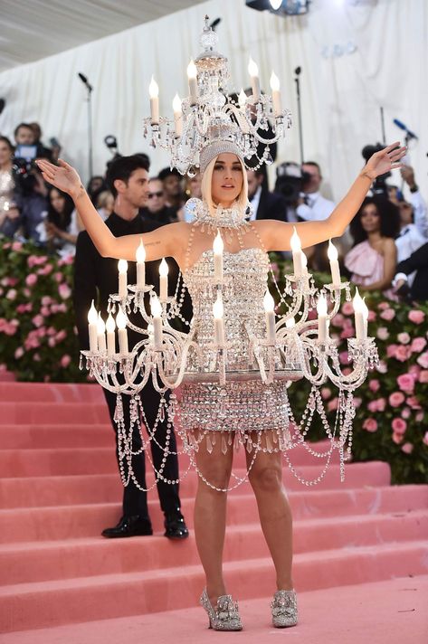 The Best Met Gala Red Carpet Looks of All Time Katy Perry Met Gala, Best Met Gala Looks, Met Gala Outfits, Met Gala Dresses, Valentino Gowns, Gala Outfit, Moschino Dress, Gala Fashion, Met Gala Red Carpet