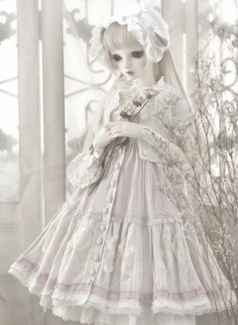 Porcelain Doll Aesthetic, Angel Skull, Doll Halloween Costume, Doll Eye Makeup, Doll Aesthetic, Old Fashion Dresses, Gothic Dolls, Victorian Dolls, Vintage Cloth