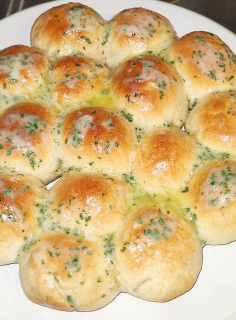 Tear & Share Cheesy Garlic Dough Balls - Pinch Of Nom Cheesy Balls Recipe, Bread Balls With Cheese, Cheese Dough Balls, Cheesy Bread Balls, Garlic Dough Balls Recipe, Stuffed Dough Balls, Garlic Balls Recipes, Garlic Cheese Bombshell, Garlic Bread Balls