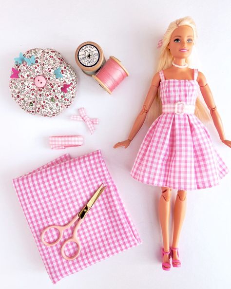 Free Barbie, Barbie Knitting Patterns, Barbie Dress Pattern, Sewing Barbie Clothes, Barbie Sewing Patterns, Diy Barbie Clothes, Barbie Doll Clothing Patterns, Barbie Dolls Diy, Doll Clothes Patterns Free