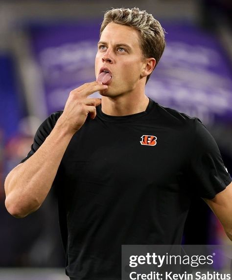 Joe Burrow With Fans, Joe Burrow Buzz Cut, Joe Burrow Blonde, Joe Burrow Ohio State, Joe Burrow Haircut, Joe Burrow Shirtless, Joe Burrow Aesthetic, Joe Burrow Lsu, Joe Burrow Cute