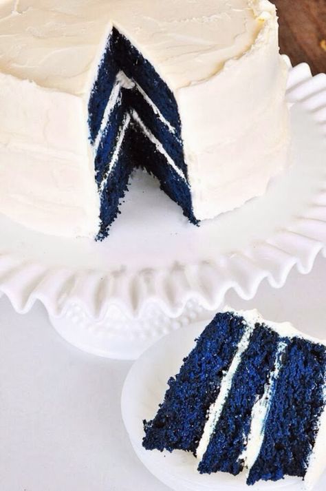 Blue Velvet Cake Recipe...more like UK cake!! Blue Velvet Cake, Blue Velvet Cakes, Kek Lapis, Velvet Cake Recipes, Party Desserts, Velvet Cake, Sugar Rush, Sweets Treats, Cakes And More