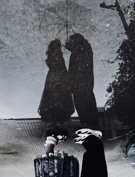 xiaohongshu creative cute couple picture photo rain puddle reflection mirror inspo idea Couple Under Umbrella Aesthetic, Couple In Rain Photography, Rain Couple Aesthetic, Rainy Couple Aesthetic, Lover Photoshoot, Background For Poetry Writing, Rainy Couple, Puddle Reflection, Photo Rain