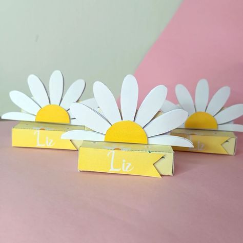 𝐿𝑖𝑧 💛 •𝑀𝑎𝑟𝑔𝑎𝑟𝑖𝑑𝑎 🌸 #personalizados #lembrancinhas #papelariapersonalizada #personalizadosmargarida Kit Kat, March 20, 3rd Birthday Parties, 3rd Birthday, Birthday Parties, Party Favors, Baby Shower, Birthday, On Instagram