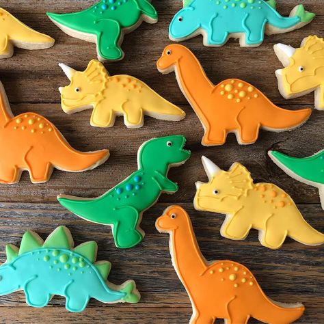 Abby Seable on Instagram: “#dinosaurcookies #decoratedcookies #royalicing #royalicingcookies” Dinosaur Iced Cookies, Dinasour Cookies Ideas, Simple Dinosaur Cookies, Trex Dinosaur Cookies Decorated, Decorated Dinosaur Cookies, Easy Dinosaur Cookies, Dinosaur Royal Iced Cookies, Dinosaurs Cookies, Decorating Dinosaur Cookies