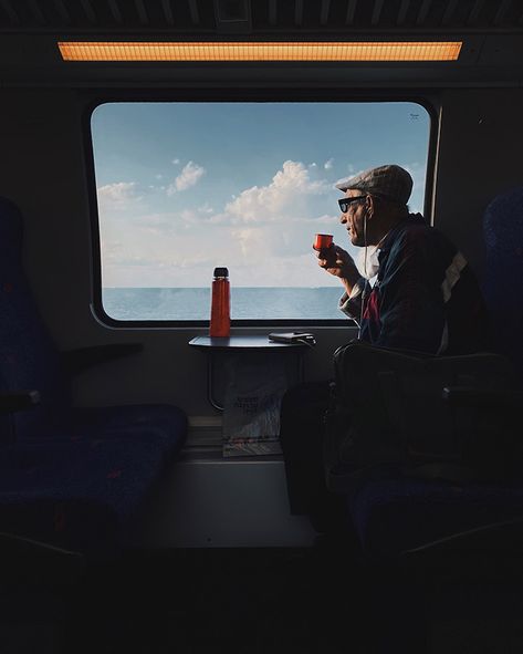 Best Phones, Street Photography People, Train Light, Narrative Photography, Cinematic Lighting, Smartphone Photography, Cinematic Photography, Phone Photography, City Photography