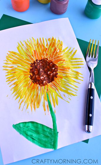 Simple Fork Print Sunflower Craft #Spring art project for kids | CraftyMorning.com August Kids Crafts, Oppgaver For Barn, Spring Crafts Preschool, Săpunuri Handmade, Spring Art Projects, Sunflower Crafts, Spring Kids, Preschool Arts And Crafts, Spring Crafts For Kids