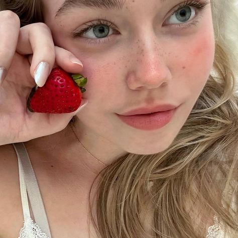 Strawberry Makeup, Make Up Inspo, Soft Makeup, Pretty Makeup, Cute Makeup, Girl Icons, Strawberry Shortcake, Girl Face, Makeup Inspo