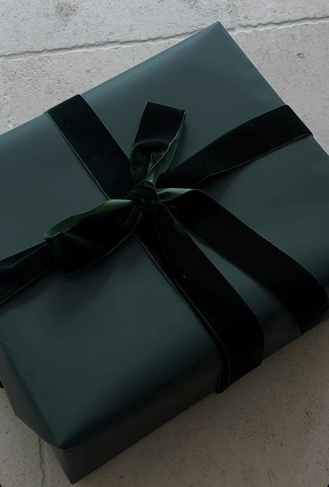 Emerald Green Christmas Wrapping, Monochrome Gift Wrapping, Dark Green Christmas Wrapping, Moody Christmas Wrapping, Brown Wrapping Paper Christmas, Kardashian Wrapping Paper, Christmas Present Decoration Ideas, Gift Wrapping Ideas For Men, Christmas Wrapping Aesthetic