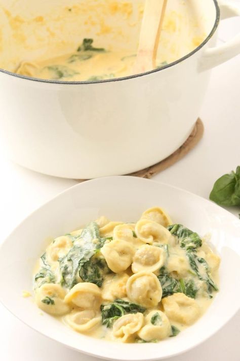 Creamy, healthy, vegetable packed pasta dinner can be on your table in no time! Try this Roasted Butternut Squash and Spinach Tortellini recipe that's creamy, cheese filled, easy, and delicious! Butternut Squash And Spinach, Lemon Spinach, Vegetarian Dinner Ideas, Tortellini Recipe, Spinach Tortellini, Tortellini Recipes, Healthy Vegetable, Lemon Pasta, Spinach Pasta