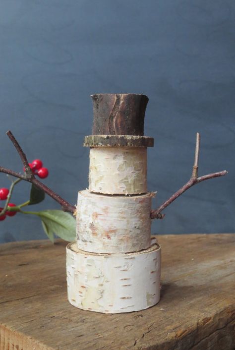 Birch Tree Reindeer Diy, Birch Tree Snowman, Birch Christmas Decor, Birch Tree Crafts, Birchwood Decor, Birch Snowman, Birch Bark Crafts Diy, Birch Tree Decor Christmas, Wooden Snowman Crafts