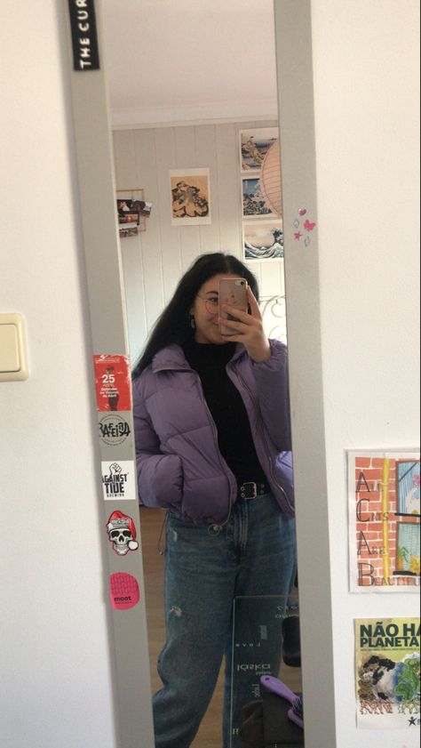 Purple puffer 💜 Light Purple Jacket Outfit, Purple Jacket Outfit Winter, Purple Puffer Jacket Outfit, Outfits With Puffer Jackets, Purple Jacket Outfit, 2024 Journaling, Purple Puffer Jacket, Full Black Outfit, Jean Azul