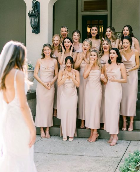 Bridesmaid First Look Photos, July Wedding Bridesmaid Dresses, First Look Wedding Photos Bridesmaid, Bride Maids Photoshoot, Bridesmaids Group Photos, Bridesmaid First Look At Bride, Bridesmaid Photoshoot Ideas Group Shots, Bride With Bridesmaids Pictures, Bride And Bridesmaid Photo Ideas