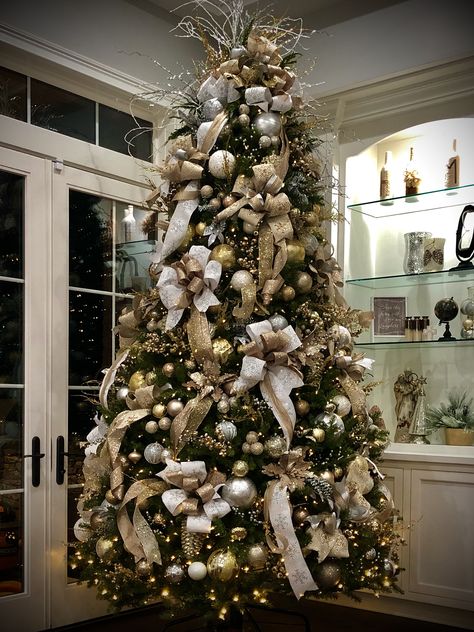 Gold, Silver and White Christmas Tree Christmas Tree Inspo, Gold Christmas Tree Decorations, Silver Christmas Decorations, Christmas Tree Decorating Themes, Metallic Christmas, Elegant Christmas Trees, Silver Christmas Tree, Gold Christmas Decorations, Christmas Themes Decorations