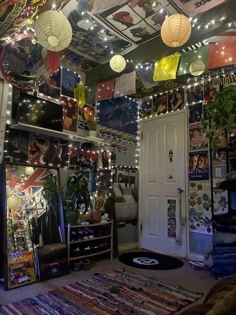 Hippy Room Inspiration, Skater Aesthetic Room Ideas, Bedroom With Lots Of Posters, 2000s Grunge Bedroom, 90 Room Aesthetic, Hippie Maximalist Bedroom, Skater Bedroom Ideas, Skater Style Room, Skater Girl Aesthetic Room