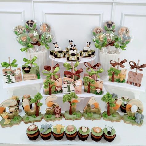 Um maravilhoso kit de doces personalizados no tema Mickey Safari 😍🦁🐒🦒🌳 para o mais novo mini cliente dessa família que já atendemos há anos!! 🥰 Arrasta para o lado e confere casa detalhe dessas belezuras!! ☺ #docesmickeysafari #festamickeysafari #docessafari #pastadeleiteempó #safariccd #mickeyccd #carisacakedesigner Mickey Safari, September 19, On Instagram