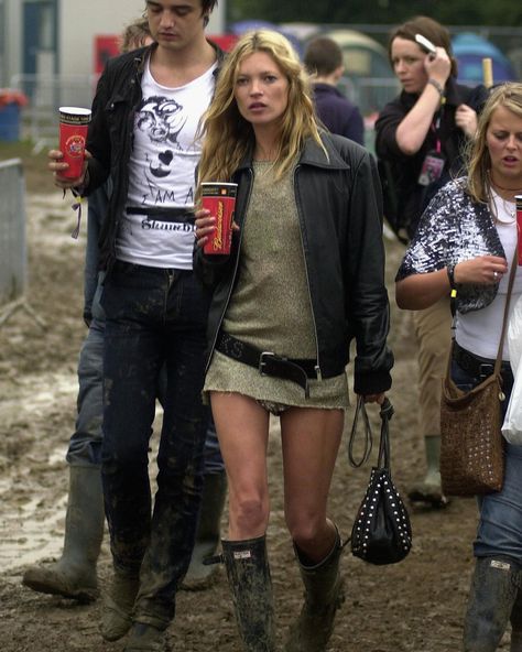 Happy Glastonbury! Unlike other popular music festivals, the gathering has a unique sartorial edge. The festival’s style is classified by boho-chic staples like knee-high wellies, micro-mini hemlines, funky patterns, worn-in barn jackets, and dusters. Scroll through for some of the best celebrity Glastonbury looks of all time from #SiennaMiller, #KateMoss, #AlexaChung, and more. 📷: Getty Boho Rocker Chic Style, Boho Rock Style, Rock Chic Outfits, Boho Rocker Chic, Rocker Chic Style, Moss Fashion, Boho Rocker, Boho Rock, Winter Boho