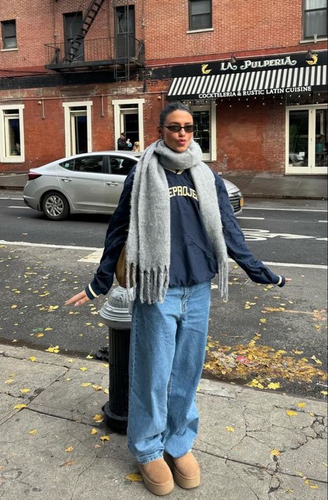 Grey chunky scarf and platform uggs Thick Scarf Outfit Aesthetic, Light Grey Scarf Outfit, Gap Fall Outfits, Winter Art Outfits, Extra Cold Winter Outfits, Outfits For The City Winter, Scarf Inspo Winter, Scarves Aesthetic Winter, Connecticut Winter Outfits