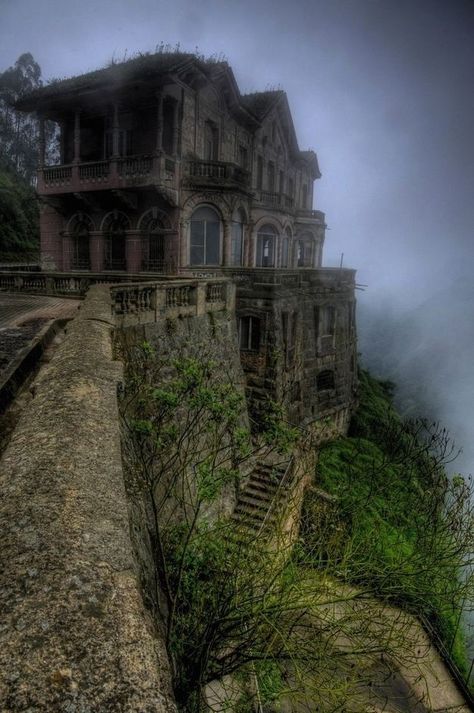 Beautiful abandoned mansions built near a cliff. The fog is slowly rolling in and soon it might even vanish. #spooky #abandonedmansion #beautiful #haunted #forgottenplaces #abandoned_world #abandonedexcellence #urbex #abandonedafterdark #ruins #abandoned_junkies #abandonedhouse #lostcity Abandoned Mansions, Jungle Mansion, Spooky Images, Abandoned Locations, Abandoned Hotels, Desert Places, Abandoned Town, Haunted Hotel, This Old House