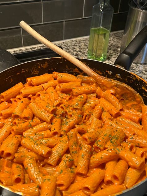 #gigihadidpasta #pasta #food #foodlover Big Pasta Recipes, Pasta Homemade Aesthetic, Tasty Looking Food, Homemade Pasta Aesthetic, Tomato Pasta Aesthetic, Lasagne Aesthetic, Cooking Pasta Aesthetic, Pasta Night Aesthetic, Pasta Dinner Aesthetic