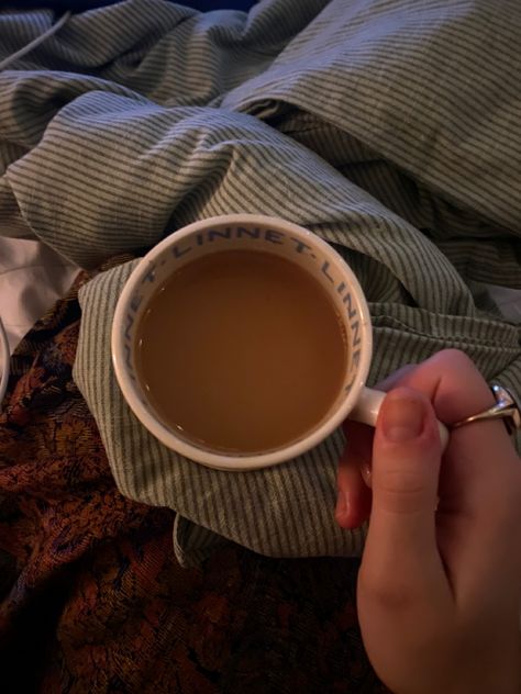 Chavi Core, Cuppa Tea Aesthetic, Tea And Candles Aesthetic, Chai Tea Pictures, Tea Asthetic Picture, Cozy Instagram Pictures, Cozy Tea Aesthetic, Coffee At Home Aesthetic, Tea Aesthetic Cozy