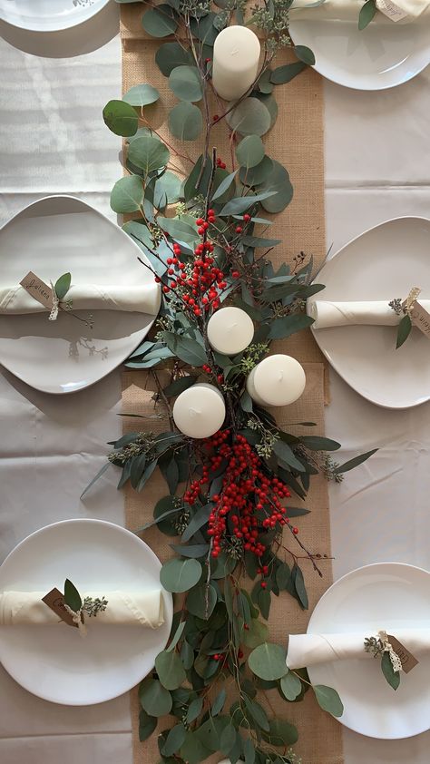 December Table Decor, Easy Christmas Dinner Table Decorations, Aesthetic Christmas Table Decor, Winter Dinner Table Decor, Christmas Dinner Ideas Table, Christmas Aesthetic Table, Christmas Table Simple, Christmas Table Aesthetic, Holiday Table Settings Christmas