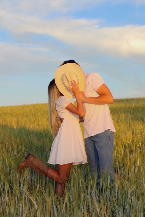 White Dress Anniversary Pictures, Photo Shoots For Couples, Couple Photo Ideas Fall, Cute Country Couple Photoshoot, Western Couple Outfit Ideas, Couple Photoshoot Poses Country, Country Couple Senior Pictures, Couple Picture Ideas Western, Cowgirl Boots Engagement Pictures