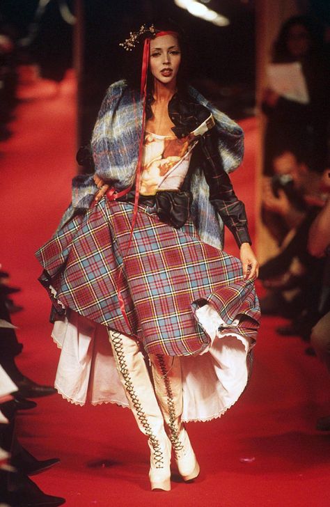 Vivienne Westwood Punk 1970s Fashion, Gothic Couture Fashion, Vivienne Westwood Runway 90s, High Fashion Punk, 90s Punk Fashion, Westwood Nails, Vivienne Westwood Runway, Vivienne Westwood Punk, Vivienne Westwood Designs