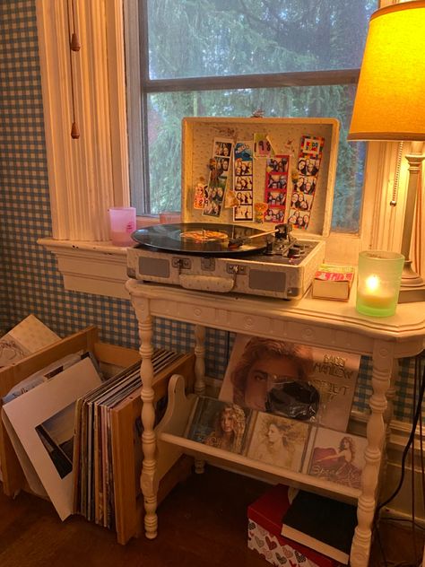 Midnights Taylor Swift Aesthetic Room, All Too Well Bedroom, Lana Del Rey Inspired Bedroom, Taylor Core Room, Lana Del Rey Collection, Vinyls In Room, Taylor Swift House Interior, Room Ideas Records, Swiftie Aesthetic Room