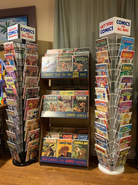 Comic Book Collection Aesthetic, Comic Shop Aesthetic, Nerd Shelves, Comic Book Store Aesthetic, Comic Book Display Ideas, Retro Room Ideas, Comic Storage, Comic Display, Comic Book Room