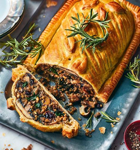 Winter Feast Dinner Parties, Vegetarian New Years Recipes, Vegan New Years Recipes, British Christmas Dinner, Vegetarian Christmas Main, Vegetarian Xmas, Nut Roast Recipe, Vegan Nut Roast, Vegetarian Wellington