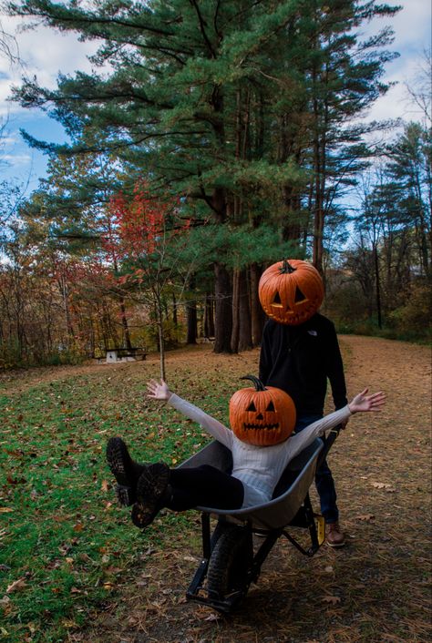 Pumpkin Head Photoshoot Siblings, Pumpkin Head Aesthetic, Pumpkin Oc, Halloween Poses, Pumpkin Photoshoot, Diy Pumpkin Carving, Witch Photoshoot, Head Photoshoot, Pumpkin Photography