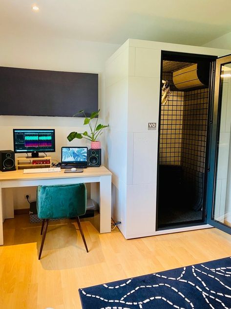 At Home Music Studio, Bedroom Recording Studio, Ruangan Studio, Music Room Design, Recording Studio Setup, Home Recording Studio Setup, Studio Microphone, Home Studio Ideas, Music Recording Studio