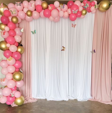 Diy Butterfly Backdrop Ideas, Butterfly Backdrop Ideas, Butterfly Backdrop, Backdrop Butterfly, Dream Sweet 16, Butterfly 1st Birthday, Butterfly Themed Birthday Party, Mickey Mouse Balloons