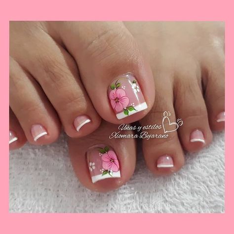 Uñas y Estilos Xiomara🎨💅🏾 en Instagram: “GRACIAS DÍOS..❤🙌🏽 HERMOSAS..😊💅🏾 #nails #nailsflor #rosa #delicada #hermosas #esmaltadotradicional #Diseño #blanco #bellas” Designs On Nails, Nails And Toes, Feet Nail Design, Pedicure Designs Toenails, Gel Toe Nails, Acrylic Toe Nails, Acrylic Toes, Cute Toe Nails, Summer Toe Nails