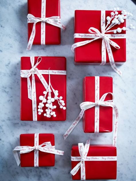 Simple ribbon and white berries can be added to any gift wrap, box or bag to a give it extra holiday feels. Click to see more best Christmas gift wrap ideas. #topfive #top5 #gift #giftwrap #giftwrapping #christmasgiftwrap #giftwrapideas Christmas Gift Wrap Ideas, Christmas Present Wrap, Gift Wrap Ideas, Wrap Presents, Christmas Gift Packaging, Gift Wrapping Inspiration, Presents Christmas, Christmas Gift Wrap, Wrap Ideas