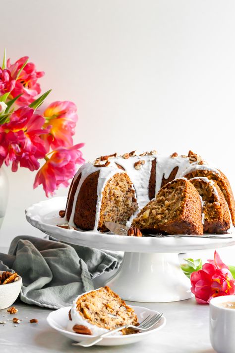 Vegan Hummingbird Bundt Cake with Vanilla Glaze Vegan Hummingbird Cake, Hummingbird Bundt Cake, Hummingbird Cake Recipes, Cake Calories, Hummingbird Cake, Vegan Cakes, Vanilla Glaze, Bundt Cakes Recipes, Toasted Pecans