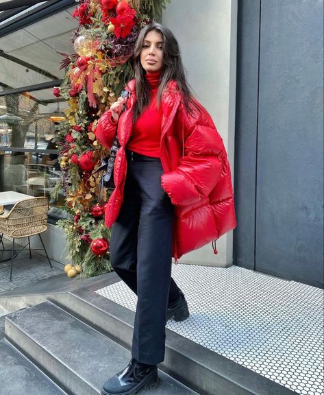 Red Puffer Jacket Outfit, Super Puff Long, Red Coat Outfit, Winter Jacket Outfits, Short Bridal Dress, The Super Puff, Puffer Jacket Outfit, Red Puffer Jacket, Leather Puffer Jacket