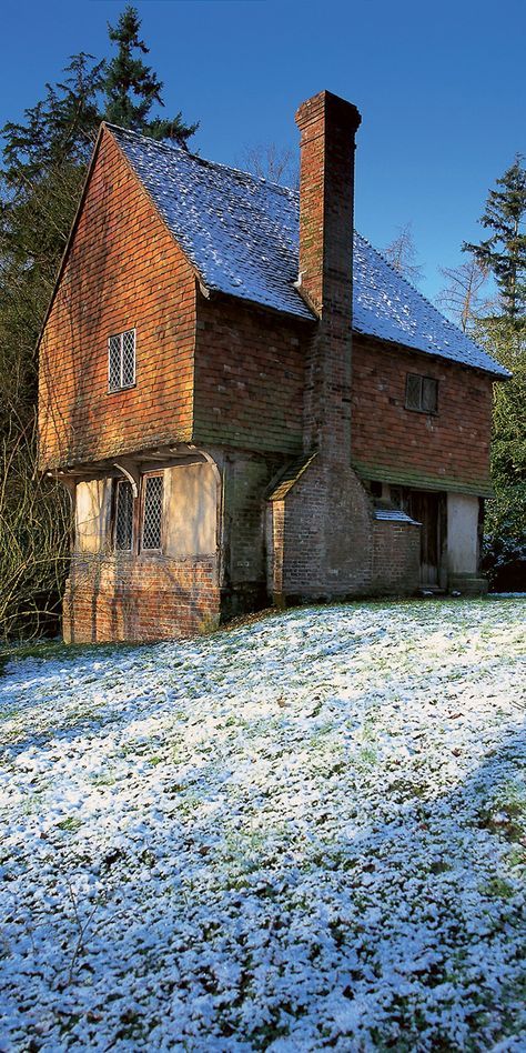 The surviving cross-wing of a late medieval, timber-framed hall house in a peaceful woodland clearing in the Kent Weald. Cowden Station is a 15 minute walk through the woods and Chartwell, Hever Castle and Penshurst Place are nearby. Quirky Architecture, Hall House, Country Cottages, Medieval Houses, Medieval Life, Manor Houses, Cool Tech Gadgets, Interesting Buildings, Country Houses