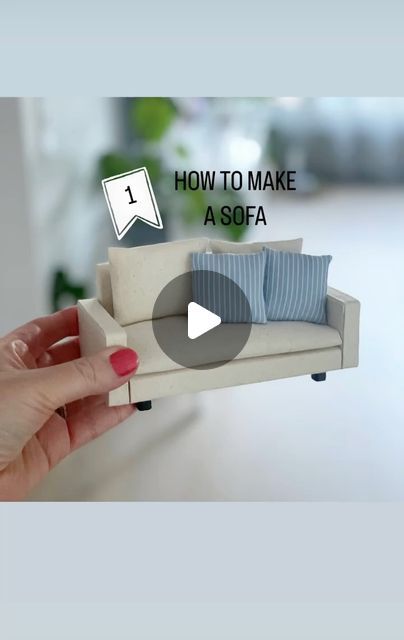 Diy Doll Sofa, Diy Dolls House Accessories, Doll Furniture Tutorial, Miniature Sofa, Dollhouse Furniture Tutorials, Portable Doll House, Barbie House Furniture, Modern Dollhouse Furniture, Dollhouse Tutorials