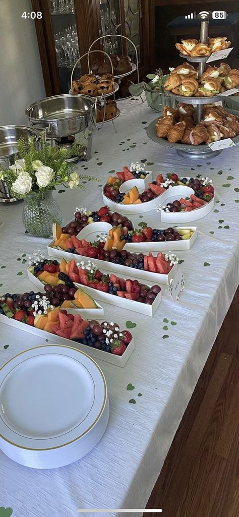 Lunch Ideas For Bridal Party, Bridal Shower Food Table Decor, Bridal Party Set Up, Bridesmaid Brunch Food, Bridal Shower Ideas Photoshoot, Bride To Be Brunch Ideas, Bridal Brunch At Home, Brunch And Bubbly Food Ideas, Easy Bridal Brunch Food