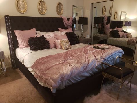 Rose Gold And Black Room Ideas, Black Pink And White Bedroom Ideas, Black White Rose Gold Bedroom, Pink Bedding Black Bedframe, Black Bedroom Furniture With Pink Accents, Black Bed Frame With Pink Bedding, Rose Gold And Black Room Decor, Black Silver Pink Bedroom, Black Bed With Pink Bedding