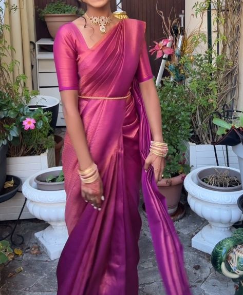 South Indian Sari Look, Saree Tamil Style, Blouse Designs For South Indian Saree, South Style Saree, Saree Styles South Indian, Bollywood Indian Outfits, South Indian Fashion Saree, Tamil Wedding Guest Outfit, South Indian Saree Aesthetic