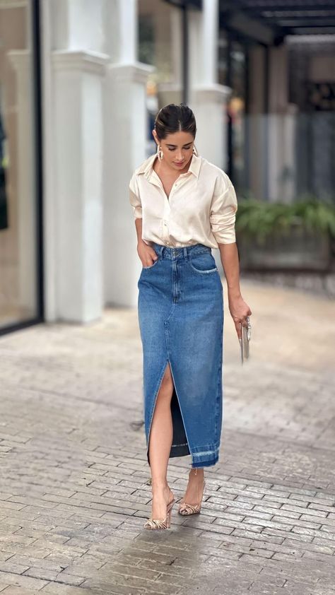 Long Denim Skirt Outfit, Boots With Jeans, Jean Skirt Outfits, Denim Skirt Outfits, Winter Fashion Outfits Casual, Look Retro, Everyday Fashion Outfits, Casual Day Outfits, Classy Fashion