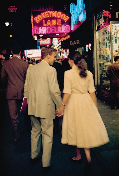 Young Couple On A Date In New York City (1957) Couples Vintage, 50s Aesthetic, Old Fashioned Love, Andre Kertesz, Couples Walking, Fotografi Vintage, Vintage Couples, Vintage Prom, Jennifer Love Hewitt